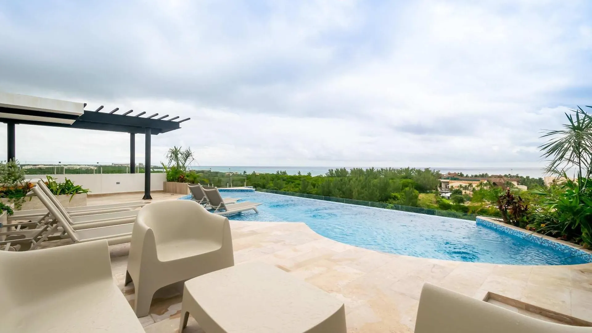 Chic Studio, Oceanview Roof Pool, Balcony, Gym contacts